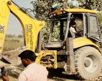 Sambhal News: संभल में सरकारी जमीन पर बनी 50 साल पुरानी मजार पर चला बुलडोजर, कई कब्रगाह भी किए गए ध्वस्त