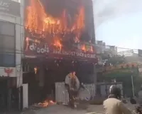 लखनऊ के अलीगंज में बड़ा हादसा :  कोचिंग संस्थान में लगी भीषण आग, जान बचाने को बिल्डिंग से कूदे छात्र; कई झुलसे