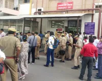 Lucknow Fire Tragedy : ट्रॉमा सेंटर में चीखें, आंसू और टूटते सपने... अपनों की तलाश में भटकते परिजनों की सिसकियों से गूंज उठा परिसर
