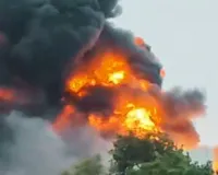 Kaushambi News : डिवाइडर से टकराने के बाद गैस टैंकर में लगी भीषण आग, टोल प्लाजा के 7 कर्मी झुलसे 