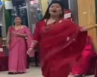 इनती भी क्या जल्दी? लाल साड़ी में डांस कर रही महिला के साथ हो गया कांड, वीडियो इंटरनेट पर वायरल 