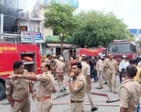 Lucknow Fire News: लखनऊ में दो जगह लगी आग, जूते-चप्पल की दुकान और अपार्टमेंट में मची अफरा-तफरी, कोई हताहत नहीं
