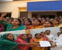 लखीमपुर खीरी: सीएलएफ में वर्षों से जमे अधिकारियों की संपत्ति जांच की मांग, NRLM से जुड़ी महिलाओं में आक्रोश, पूर्व मंत्री को सौंपा पत्र