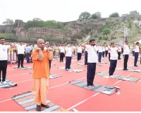 International Yoga Day : सीएम योगी ने झांसी के किले में किया योग, स्वस्थ जीवन का दिया संदेश 