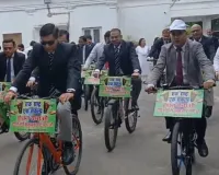 Lucknow News : ईंधन बचाने का संदेश लेकर साईकिल से निकले न्यायिक अधिकारी, योगाभ्यास और साइकिलिंग से फिटनेस की कसरत 