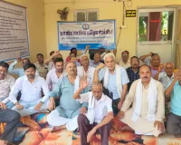Gonda Protest: लंबित मांगों को लेकर सड़क पर उतरे जल निगम कर्मचारी, 7 जुलाई से आमरण अनशन की दी चेतावनी