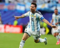 Messi Magic: मेसी ने करियर के 200वें मैच में जड़ी पहली विश्व कप हैट्रिक, अल्जीरिया को 3-0 से रौंदा, क्लोसे के वर्ल्ड रिकॉर्ड की बराबरी