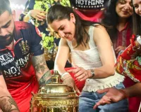 RCB का जलवा! विराट कोहली और अनुष्का शर्मा का अनोखा अंदाज, IPL 2026 ट्रॉफी पर पढ़ते ही छूट गई हंसी