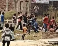 Gonda News: कूड़ा फेंकने पर बवाल, लाठी-डंडों से हिंसक झड़प; छोटे-छोटे बच्चों ने भी जमकर बरसाए डंडे, वीडियो वायरल