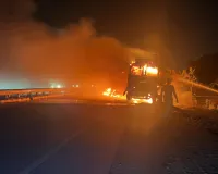 Barabanki News: दो ट्रकों की टक्कर के बाद लगी भीषण आग, एक चालक जिंदा जला, दूसरा गंभीर