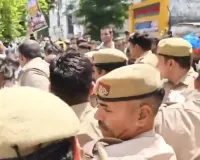 लखनऊ में नीट और पेपर लीक पर महासंग्राम: राजभवन घेराव के दौरान पुलिस और NSUI कार्यकर्ताओं में तीखी झड़प, लाठीचार्ज में छात्र बेहोश