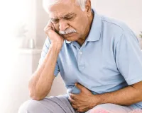 बढ़ती उम्र और कब्ज का चक्रव्यूह: जानें वृद्धावस्था में पेट साफ न होने के मुख्य कारण और इसका सटीक समाधान