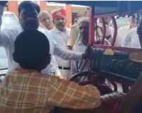 अफसर हो तो ऐसा: कलेक्ट्रेट पहुंचा 13 साल का बीमार अनाथ, शाहजहांपुर में मसीहा बने एडीएम वित्त अरविंद कुमार