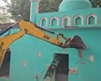 संभल में प्रशासन की सख्ती: सरकारी जमीन पर बनी अवैध मजार, चला बुलडोजर