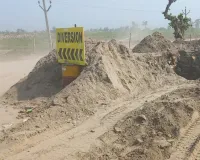 मानसून सिर पर और PWD की 'नींद' टूटी: पलिया-भीरा मार्ग खोदकर शुरू किया पुलिया निर्माण, जनता परेशान