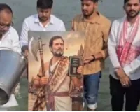 राहुल गांधी के एक हाथ में फरसा, दूसरे में संविधान...यूथ कांग्रेस ने गंगा घाट पर अनोखे अंदाज में मनाया जन्मदिन 