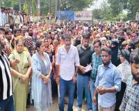 UP News: पीलीभीत के नौगंवा पकड़िया की चेयरमैन का ग्रामीणों संग कलेक्ट्रेट पर हल्ला बोल, जानें पूरा मामला