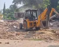 सीतापुर में सपा कार्यालय पर चला बुलडोजर, प्रशासन ने भारी फोर्स लगाकर खाली कराई जमीन 