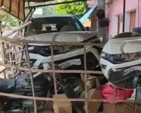   गोंडा-लखनऊ मार्ग पर टला बड़ा हादसा,  झपकी आने से टिन शेड में घुसी जिला उद्योग अधिकारी की कार