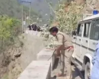  Devprayag Accident : अलकनंदा में गिरी इनोवा, रेस्क्यू में जुटी स्थानीय पुलिस और SDRF
