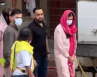 वृंदावन पहुंचे विराट-अनुष्का,  RCB की जीत के बाद प्रेमानंद महाराज से लिया आशीर्वाद 