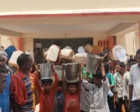 बूंद-बूंद पानी को तरसते पहाड़ी वासी,  चित्रकूट में खाली बाल्टी- डिब्बे के साथ ग्रामीणों ने किया धरना, लोग बोले, पानी दो-पानी