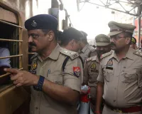 घर लौटने की जंग,  पुलिस आरक्षी भर्ती परीक्षा के बाद स्टेशन-बस अड्डों पर अभ्यर्थियों की भीड़, देखें तस्वीर 