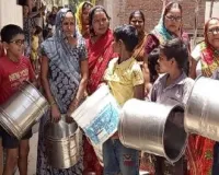फिरोजाबाद में बाल्टियों के साथ महिलाओं-बच्चों का प्रदर्शन,  पानी के संकट को लेकर सड़कों पर आये लोग  