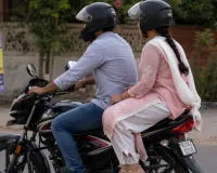 महिलाएं बाइक पर एक तरफ क्यों बैठती हैं 