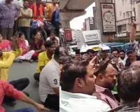  लखनऊ के आलमबाग में फूटा लोगों का गुस्सा,  गंदा पानी सप्लाई और बिजली कटौती को लेकर किया सड़क पर जमकर बवाल 