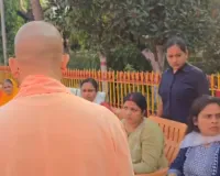गोरखपुर जनता दर्शन में सीएम योगी ने सुना जनता का दर्द, अधिकारियों को दिए निर्देश
