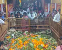  आस्था के आगे बेअसर रही तपिश: प्रयागराज में आखिरी बड़े मंगल की धूम, 5.5 क्विंटल फलों से हुआ बजरंगबली का दिव्य श्रृंगार