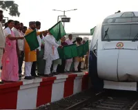 UP News: शाहजहांपुर स्टेशन पर रुकी वंदेभारत एक्सप्रेस, पहले ही दिन 7 मिनट पहले पहुंची तो यात्रियों के खिले चेहरे