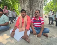 Kannauj News:  कन्नौज में ब्लॉक प्रमुख ने SDM पर लगाया कुर्सी से भगाने का आरोप, तहसील में पेड़ के नीचे धरने पर बैठे