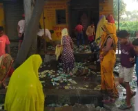 Pilibhit News: पीलीभीत में शराब की दुकान के खिलाफ महिलाओं का प्रदर्शन, सड़क पर फोड़ीं दारू की बोतलें