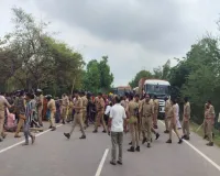 बाराबंकी में पॉलिटेक्निक छात्र की मौत पर बवाल:  हाईवे जाम कर ग्रामीणों का पुलिस पर पथराव, SHO बेहोश होकर गिरे