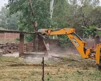 Barabanki News: बाराबंकी में मरघट की जमीन पर बन रही मजार का निर्माण हटाया, जेसीबी से ध्वस्त किए पिलर