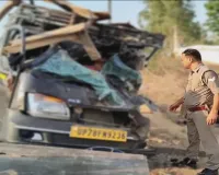 सोनभद्र सड़क हादसा: बारात से लौट रही मैजिक खड़े वाहन से टकराई, 2 की मौत, 3 घायल