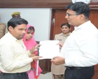 Lakhimpur Kheri News : जनता दर्शन में नेत्रहीन दंपती को मिली बड़ी राहत, डीएम ने तत्काल बनवाया अंत्योदय राशन कार्ड
