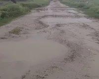 Bahraich News : पयागपुर में जर्जर सड़क से बढ़ी परेशानी, स्कूल बसें बंद; ग्रामीणों ने निर्माण की मांग उठाई