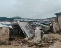 Bahraich News : लगातार बारिश से ढहे कच्चे मकान, आवास न मिलने से महिला हुई बेघर; कई परिवारों पर संकट
