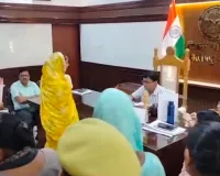 Lakhimpur Kheri News : चार करोड़ की हेराफेरी पर भड़कीं महिलाएं, डीएम कार्यालय पर तीन घंटे धरना
