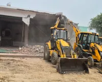 Sambhal News : अवैध कब्जे पर गरजा प्रशासन का बुलडोजर, अवैध इमामबाड़े और मजार को किया गया जमींदोज