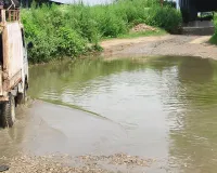 Budaun News : दबतोरी में बदहाल सड़क बनी तालाब, सावन में कांवड़ियों को उठानी पड़ेगी परेशानी