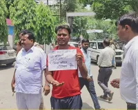 Bareilly News : जंतर-मंतर पर लाठीचार्ज के विरोध में कलेक्ट्रेट पहुंचा ऑटो चालक