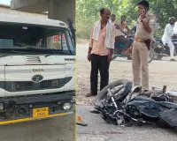 Rampur News : चाकू चौराहे के पास डंपर की चपेट में बाइक सवार के हुए दो टुकड़े, साथी घायल