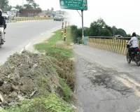 Bareilly News : बीच पुल का पेचवर्क, चौबारी के पास धंसी सड़क करा सकती है हादसा