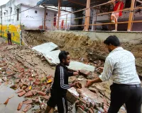 Moradabad News : भरभराकर गिरी प्राचीन काली माता मंदिर की दीवार, जान बचाकर भागे लोग, बिजली गुल