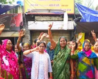 Moradabad News : एकता विहार कॉलोनी में शराब की दुकान बंद कराने के लिए सड़क पर उतरी महिलाएं, घंटों किया हंगामा