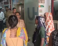 Unnao News : इलाज के नाम पर लाखों वसूले, हालत बिगड़ने पर मरीज को किया रेफर तो भड़के परिजन, सड़क पर लगाया जाम
